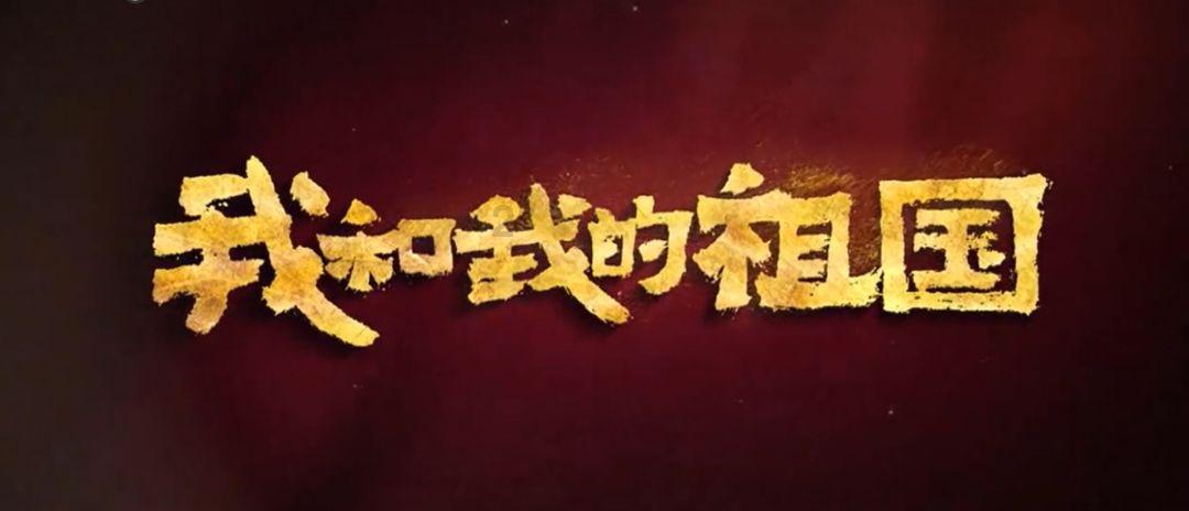 你们在玩神秘？隔壁汪星人挖洞钻篱笆 探出毛毛头凑热闹