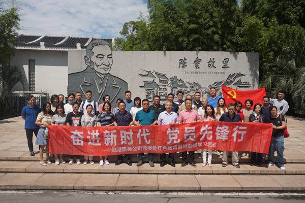 徐梦洁黑色大衣有型显气质 毛线帽满满青春元气感
