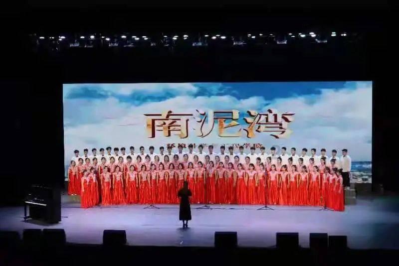 被露肩装的吴昕惊艳到了，好身材遮不住，完美锁骨线条很吸睛