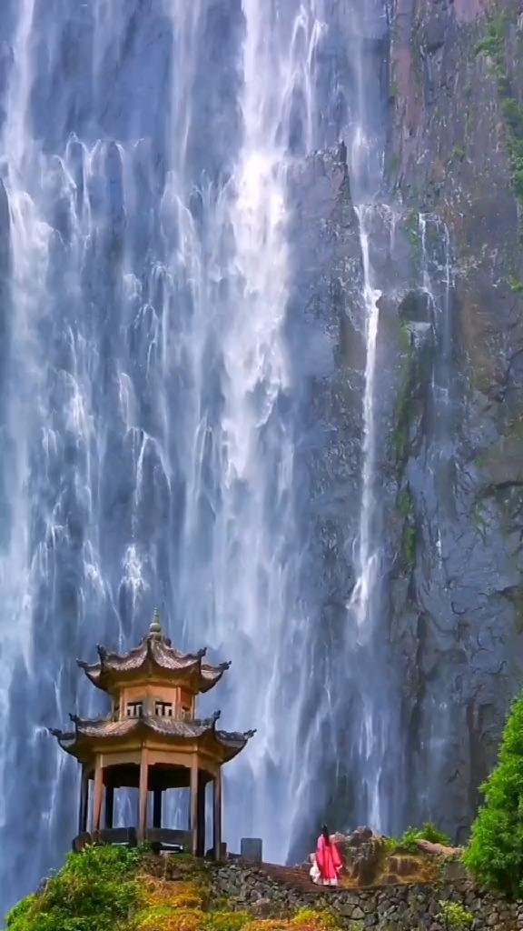 揪心！南宁老伯掉进10米深水井，一半身体被泡在冷水里！无法自救…